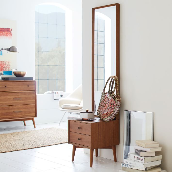 Polymnia Dresser